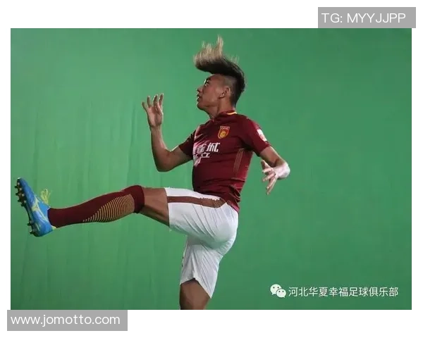 足球明星街头秀技艺与球迷互动共度欢乐时光